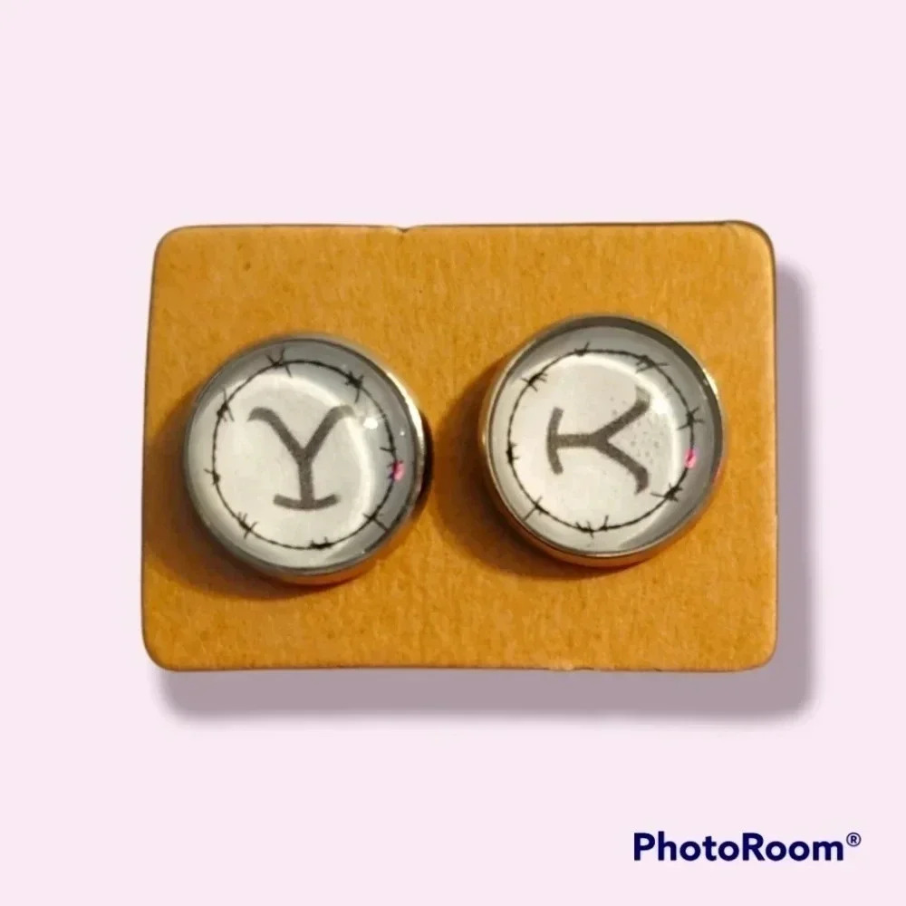 2 pair of stud earrings - Picture 1 of 2